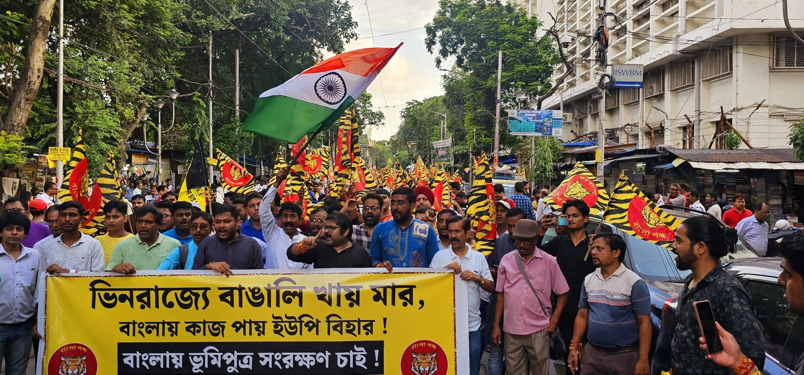 বিজেপি শাসিত রাজ্যে বাঙালিকে বাংলাদেশি দাগিয়ে অত্যাচারের বিরুদ্ধ রাখি পূর্ণিমার পুণ্য লগ্নে কলকাতার রাজপথে বিরাট মিছিল বাংলা পক্ষ